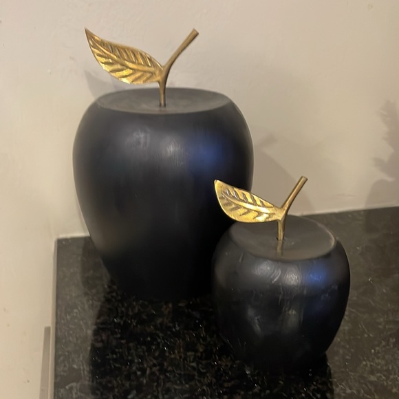 Set of 2 Black resin apples with brass stem and leaf. One is 6 1/2”, one 4” - Picture 2 of 4